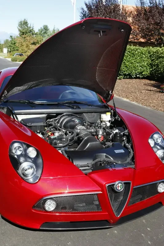 Фото Alfa Romeo 8C (2010) — моторный отсек. Под капотом: компоновка агрегатов и точки обслуживания Alfa Romeo 8C (2010) — моторный отсек