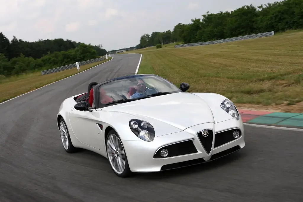 Alfa Romeo 8C (2010) — внешний вид, фото 2