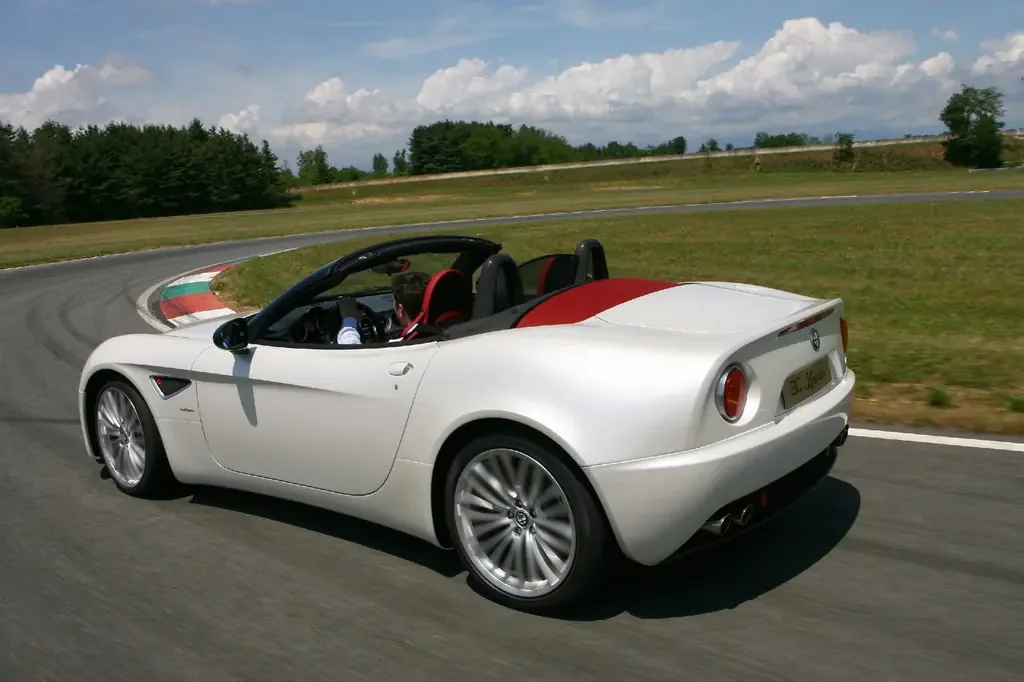 Фото Alfa Romeo 8C (2010) — внешний вид, фото 3. Кузов снаружи: пропорции и линии Alfa Romeo 8C (2010) — внешний вид, фото 3