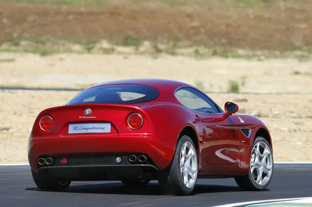 Фото Alfa Romeo 8C (2010) — внешний вид, фото 5. Кузов снаружи: пропорции и линии Alfa Romeo 8C (2010) — внешний вид, фото 5