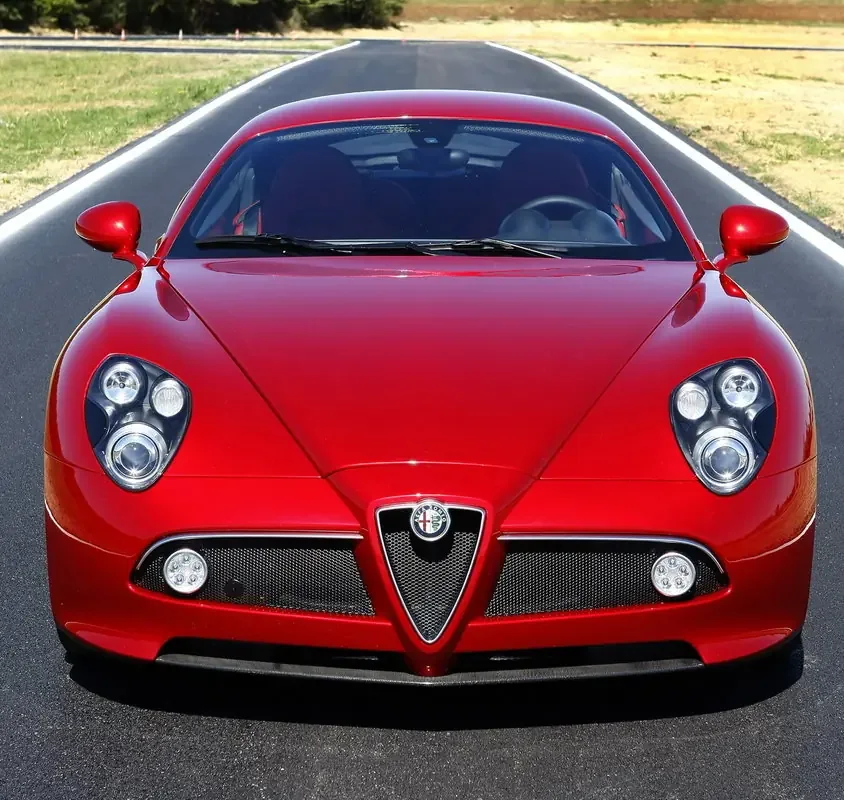 Фото Alfa Romeo 8C (2010) — вид спереди, фото 5. Передняя часть крупно: рисунок ходовых огней и воздухозаборники Alfa Romeo 8C (2010) — вид спереди, фото 5