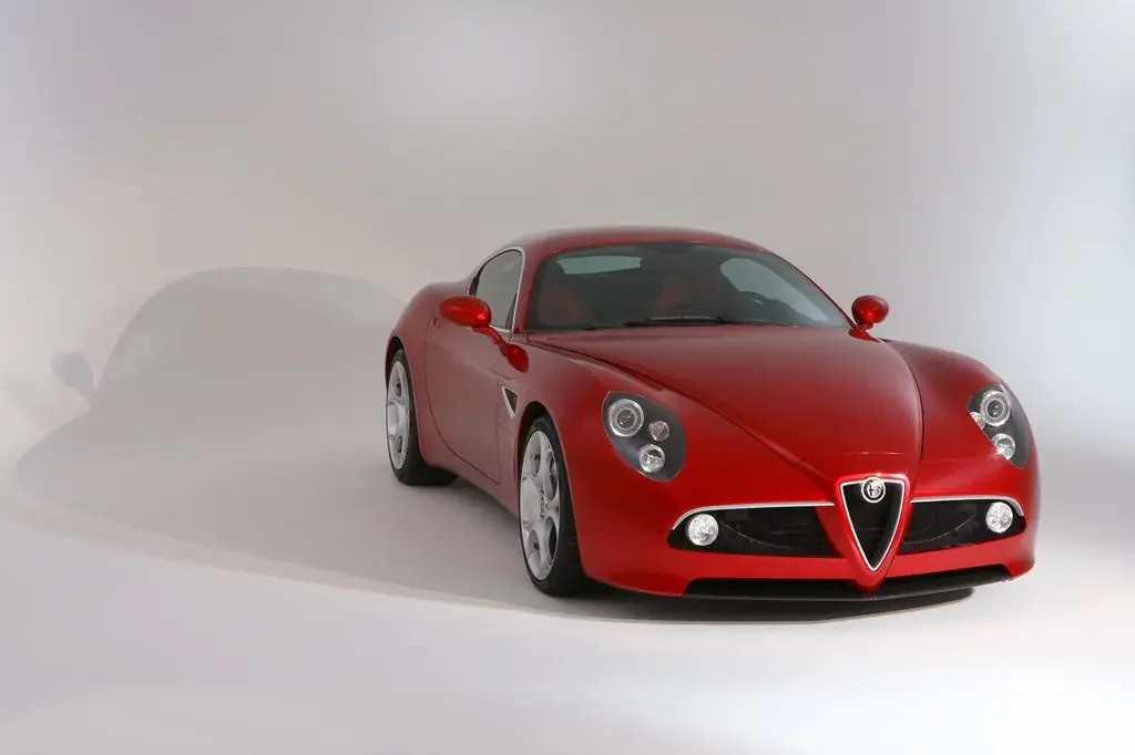 Фото Alfa Romeo 8C (2010) — вид спереди, фото 6. Три четверти спереди: видно и «лицо», и профиль разом Alfa Romeo 8C (2010) — вид спереди, фото 6