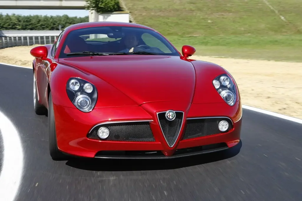 Фото Alfa Romeo 8C (2010) — вид спереди, фото 7. Анфас: решётка, форма фар и бампер — по ним модель и узнают на дороге Alfa Romeo 8C (2010) — вид спереди, фото 7