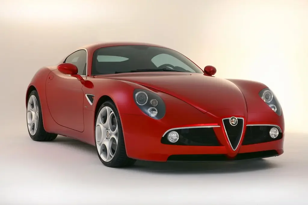 Фото Alfa Romeo 8C (2010) — вид спереди, фото 8. Передняя часть крупно: рисунок ходовых огней и воздухозаборники Alfa Romeo 8C (2010) — вид спереди, фото 8