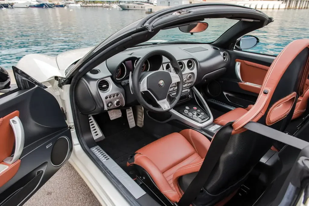 Фото Alfa Romeo 8C (2010) — интерьер. Общий план салона: панель, консоль и передние кресла Alfa Romeo 8C (2010) — интерьер