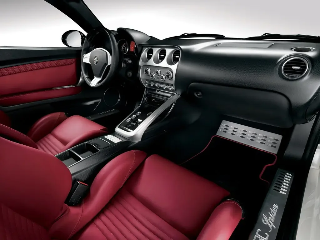 Фото Alfa Romeo 8C (2010) — интерьер, фото 2. Салон целиком: как расставлены кресла и что под рукой у водителя Alfa Romeo 8C (2010) — интерьер, фото 2