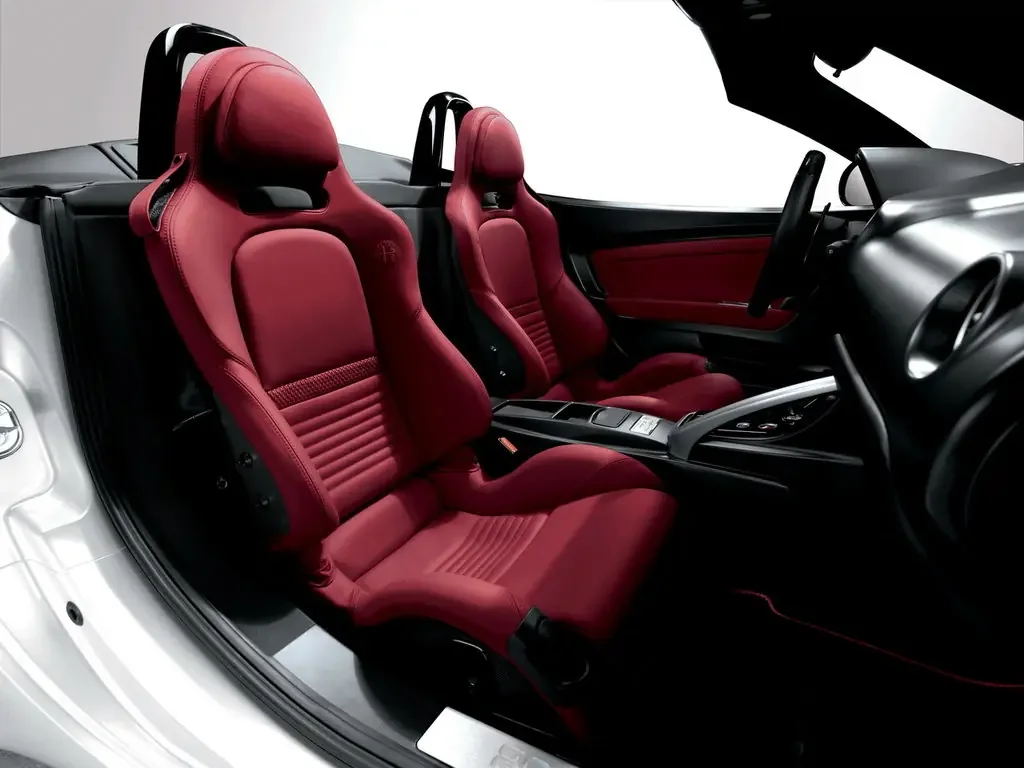 Фото Alfa Romeo 8C (2010) — интерьер, фото 3. Обзор салона: отделка, стыки панелей и рабочее место водителя Alfa Romeo 8C (2010) — интерьер, фото 3