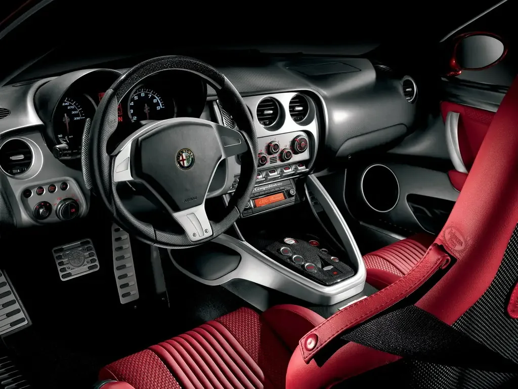 Фото Alfa Romeo 8C (2010) — интерьер, фото 4. Общий план салона: панель, консоль и передние кресла Alfa Romeo 8C (2010) — интерьер, фото 4