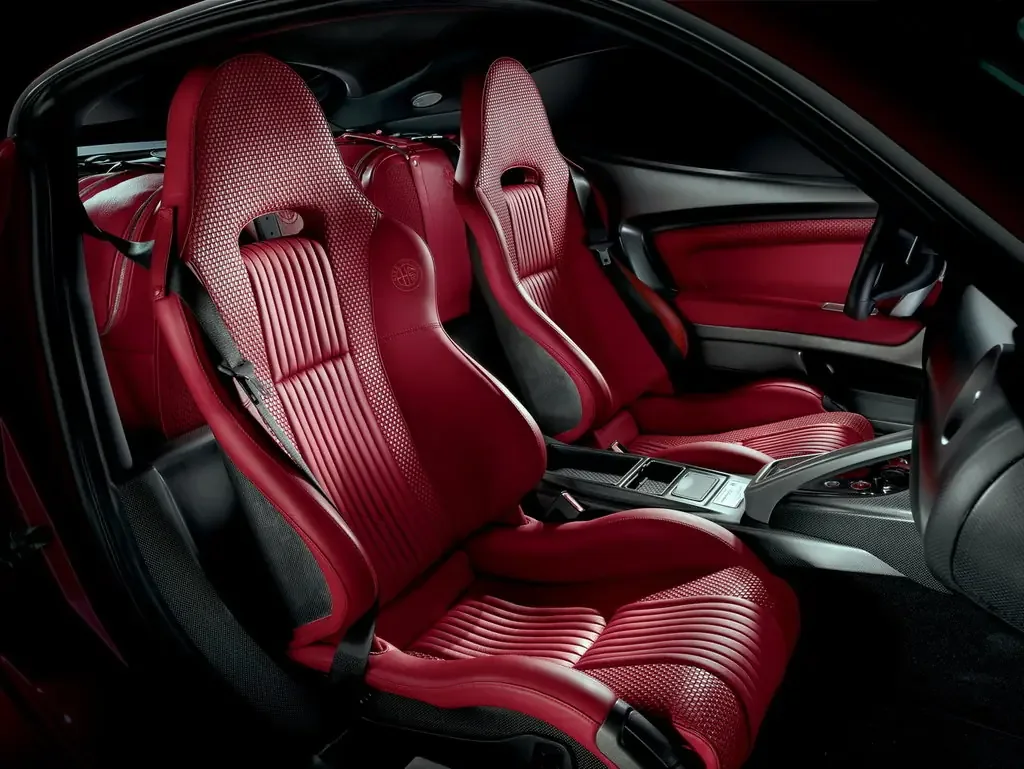 Фото Alfa Romeo 8C (2010) — интерьер, фото 5. Салон целиком: как расставлены кресла и что под рукой у водителя Alfa Romeo 8C (2010) — интерьер, фото 5