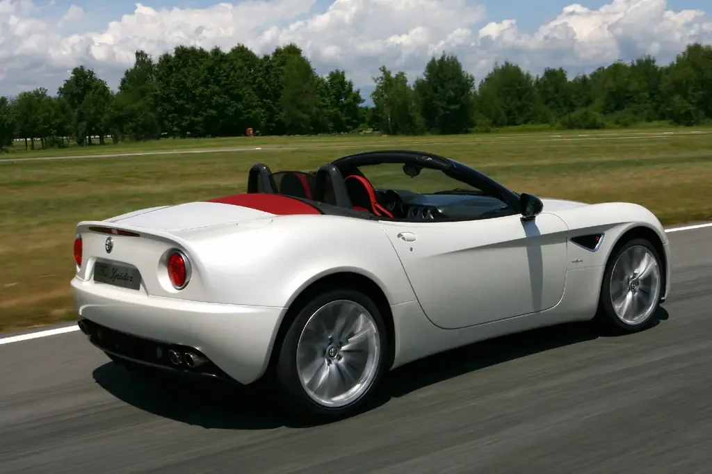 Фото Alfa Romeo 8C (2010) — вид сзади. Корма: рисунок фонарей, бампер и оформление пятой двери Alfa Romeo 8C (2010) — вид сзади