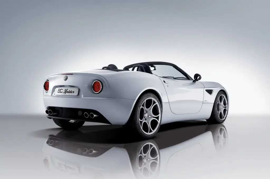 Фото Alfa Romeo 8C (2010) — вид сзади, фото 2. Задняя часть крупно: ширина кормы и выпускная система Alfa Romeo 8C (2010) — вид сзади, фото 2