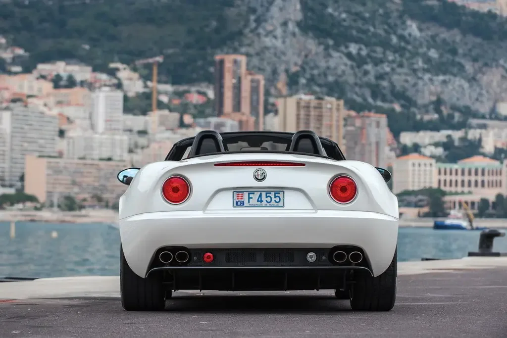 Фото Alfa Romeo 8C (2010) — вид сзади, фото 3. Сзади-сбоку: свес кормы и стойка пятой двери Alfa Romeo 8C (2010) — вид сзади, фото 3