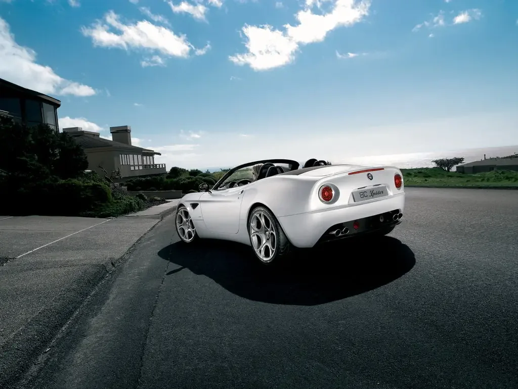 Фото Alfa Romeo 8C (2010) — вид сзади, фото 4. Корма: рисунок фонарей, бампер и оформление пятой двери Alfa Romeo 8C (2010) — вид сзади, фото 4