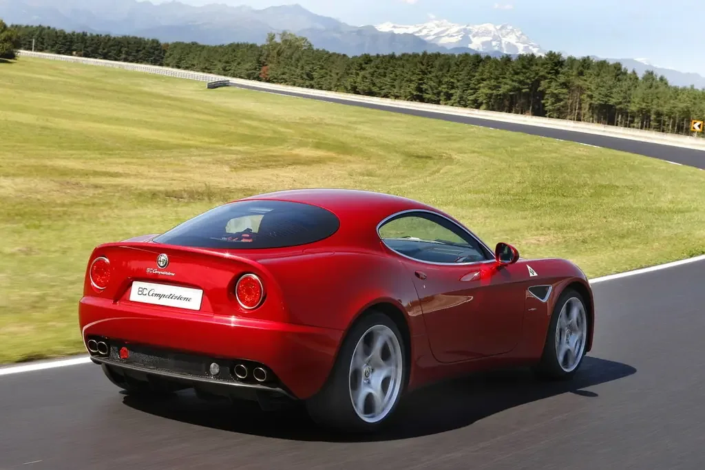 Фото Alfa Romeo 8C (2010) — вид сзади, фото 5. Задняя часть крупно: ширина кормы и выпускная система Alfa Romeo 8C (2010) — вид сзади, фото 5