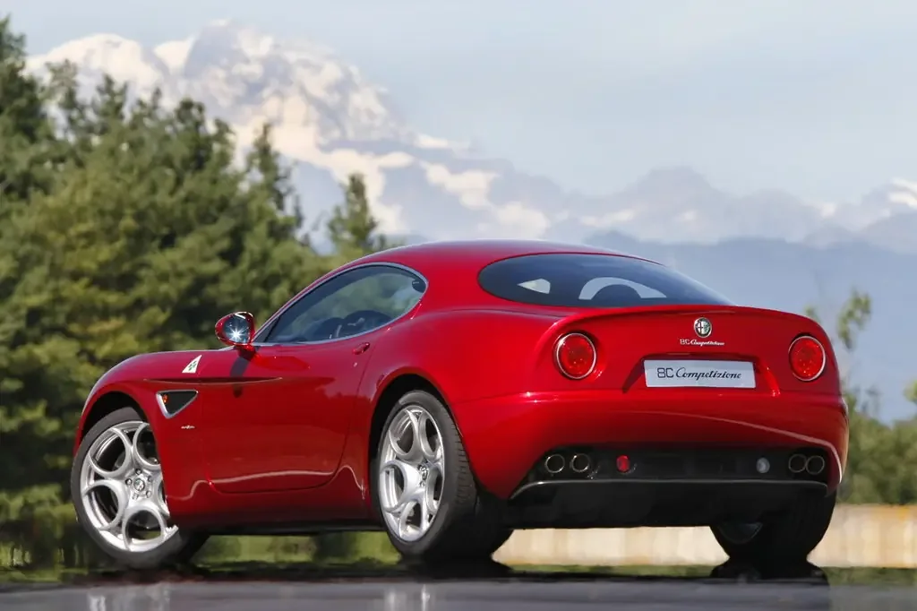 Фото Alfa Romeo 8C (2010) — вид сзади, фото 6. Сзади-сбоку: свес кормы и стойка пятой двери Alfa Romeo 8C (2010) — вид сзади, фото 6