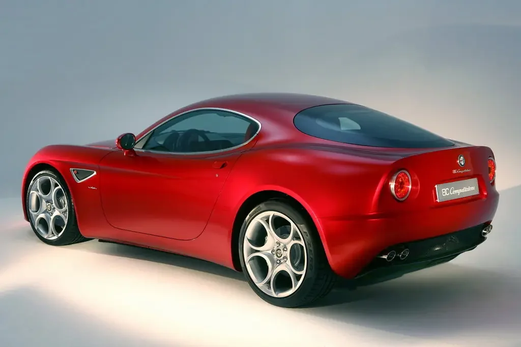 Фото Alfa Romeo 8C (2010) — вид сзади, фото 7. Корма: рисунок фонарей, бампер и оформление пятой двери Alfa Romeo 8C (2010) — вид сзади, фото 7