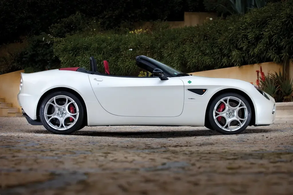 Alfa Romeo 8C (2010) — вид сбоку