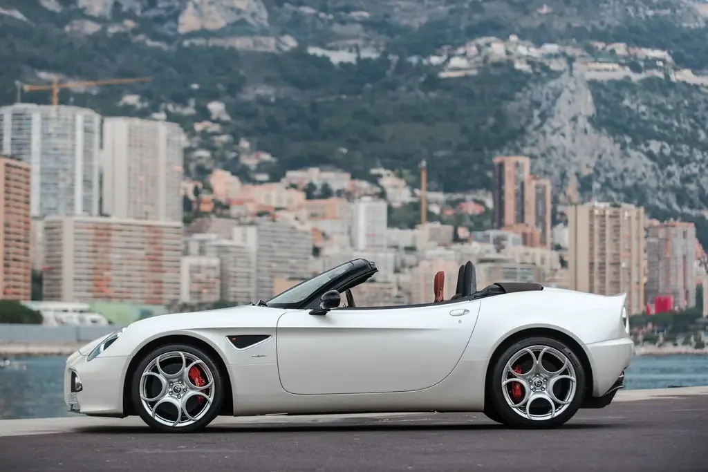 Фото Alfa Romeo 8C (2010) — вид сбоку, фото 2. Вид сбоку целиком: колёсная база и размер арок Alfa Romeo 8C (2010) — вид сбоку, фото 2