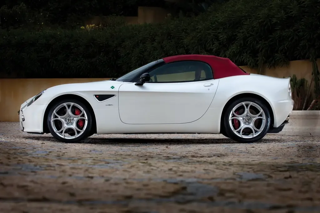 Фото Alfa Romeo 8C (2010) — вид сбоку, фото 3. Профиль в движении: пропорции кузова на ходу Alfa Romeo 8C (2010) — вид сбоку, фото 3