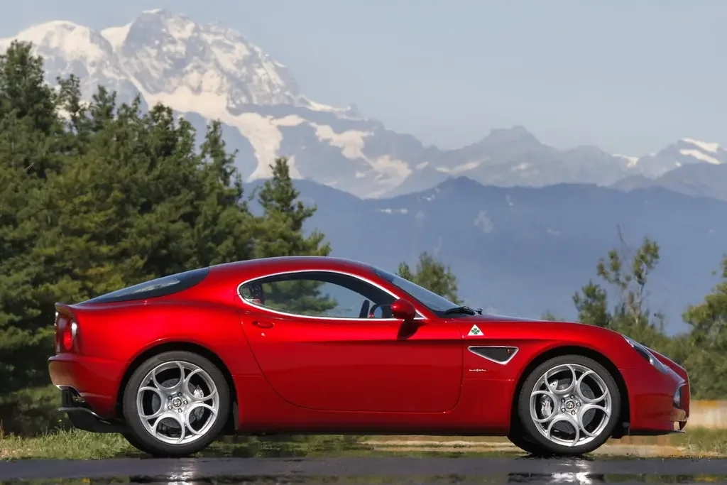 Фото Alfa Romeo 8C (2010) — вид сбоку, фото 4. Профиль: длина кузова, линия крыши и посадка на колёсах Alfa Romeo 8C (2010) — вид сбоку, фото 4