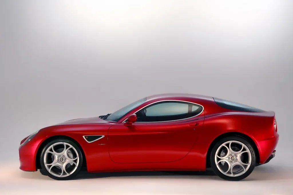 Фото Alfa Romeo 8C (2010) — вид сбоку, фото 5. Вид сбоку целиком: колёсная база и размер арок Alfa Romeo 8C (2010) — вид сбоку, фото 5