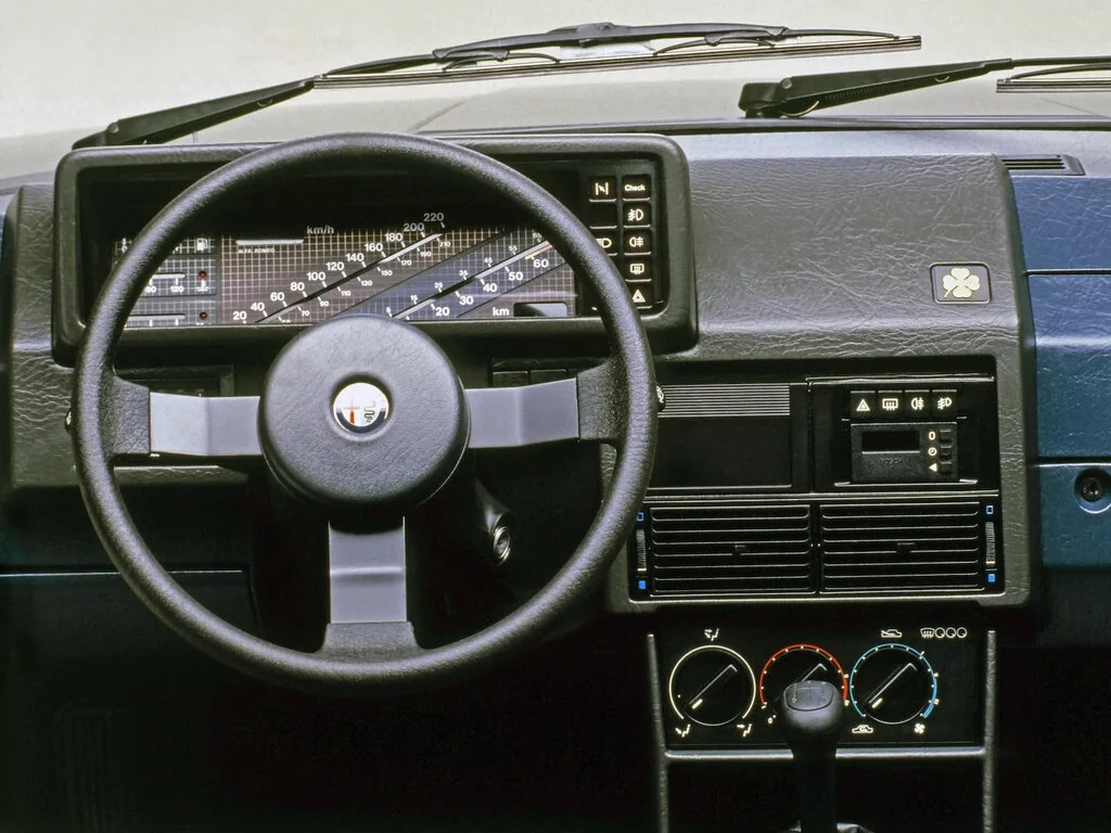 Фото Alfa Romeo 90 (1987) — передняя панель. Архитектура передней панели: экраны, дефлекторы и отделка Alfa Romeo 90 (1987) — передняя панель