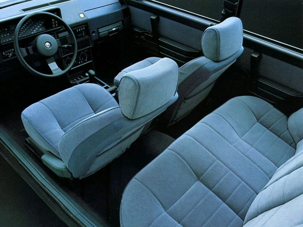 Фото Alfa Romeo 90 (1987) — интерьер, фото 2. Салон целиком: как расставлены кресла и что под рукой у водителя Alfa Romeo 90 (1987) — интерьер, фото 2
