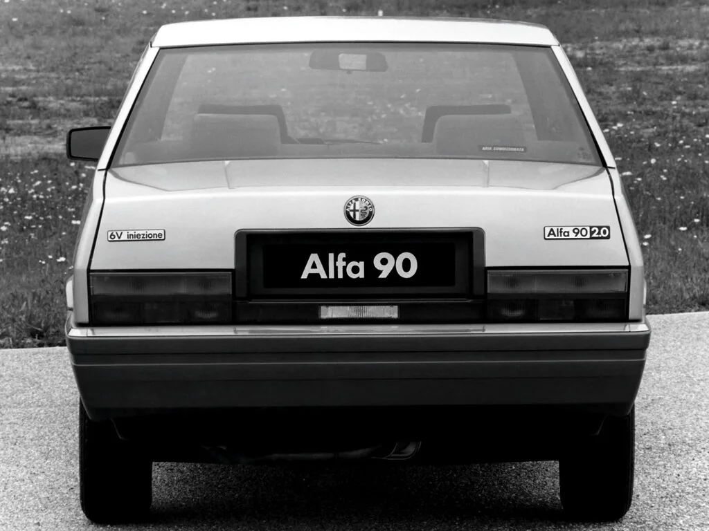 Фото Alfa Romeo 90 (1987) — вид сзади, фото 2. Задняя часть крупно: ширина кормы и выпускная система Alfa Romeo 90 (1987) — вид сзади, фото 2