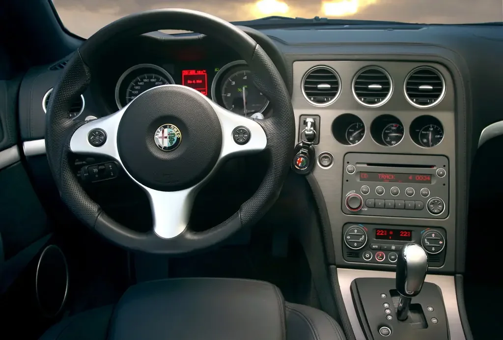 Фото Alfa Romeo Brera (2010) — передняя панель. Архитектура передней панели: экраны, дефлекторы и отделка Alfa Romeo Brera (2010) — передняя панель