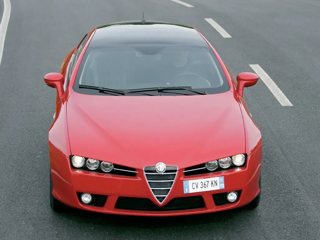 Фото Alfa Romeo Brera (2010) — вид спереди, фото 4. Анфас: решётка, форма фар и бампер — по ним модель и узнают на дороге Alfa Romeo Brera (2010) — вид спереди, фото 4
