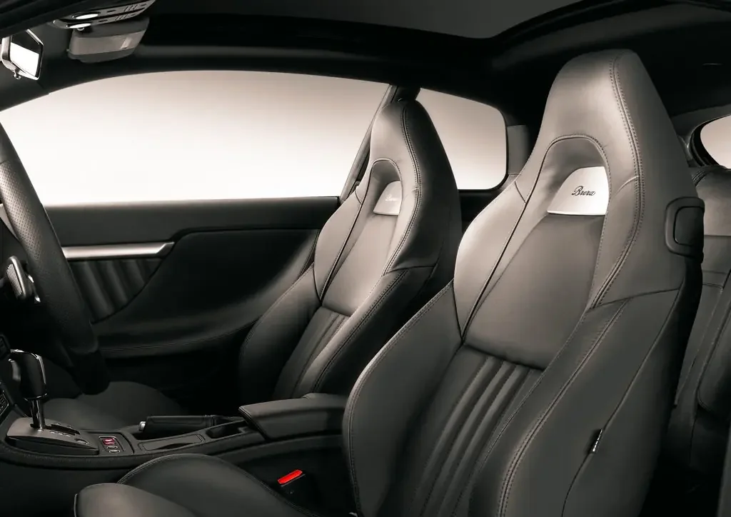 Фото Alfa Romeo Brera (2010) — интерьер, фото 2. Салон целиком: как расставлены кресла и что под рукой у водителя Alfa Romeo Brera (2010) — интерьер, фото 2