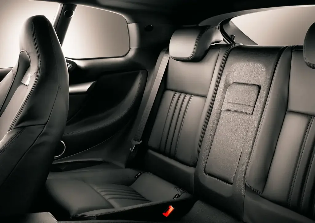 Фото Alfa Romeo Brera (2010) — интерьер, фото 3. Обзор салона: отделка, стыки панелей и рабочее место водителя Alfa Romeo Brera (2010) — интерьер, фото 3