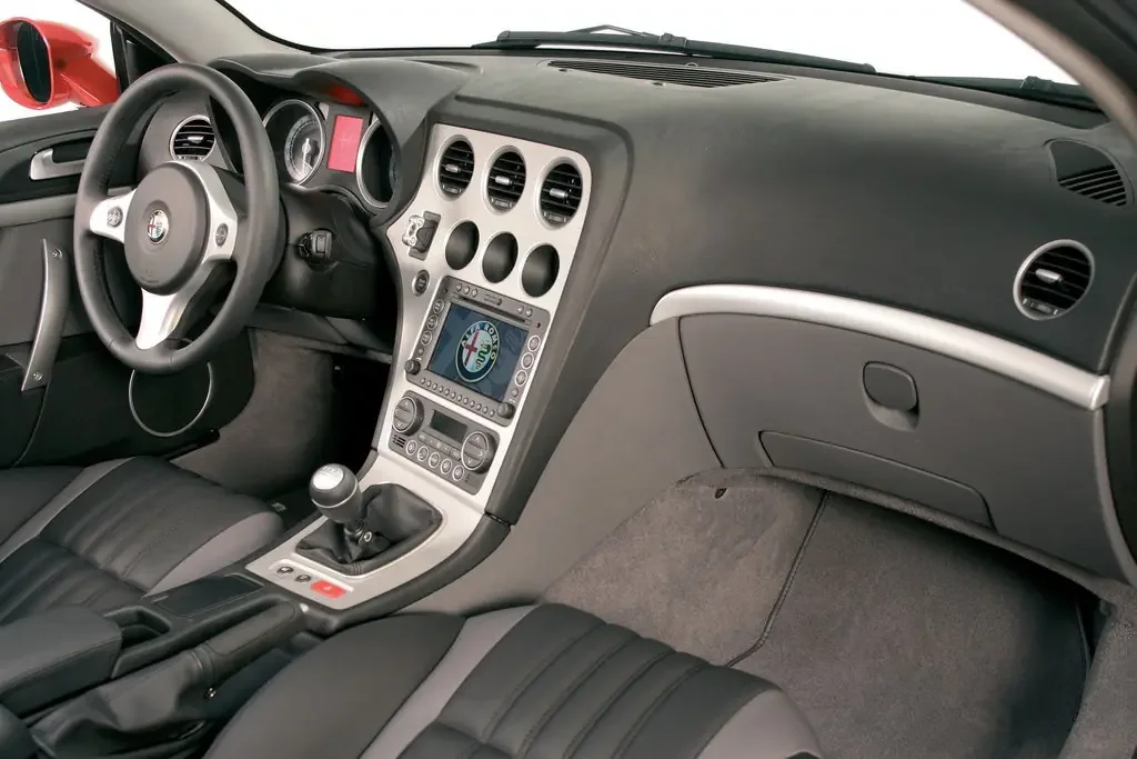 Фото Alfa Romeo Brera (2010) — интерьер, фото 4. Общий план салона: панель, консоль и передние кресла Alfa Romeo Brera (2010) — интерьер, фото 4