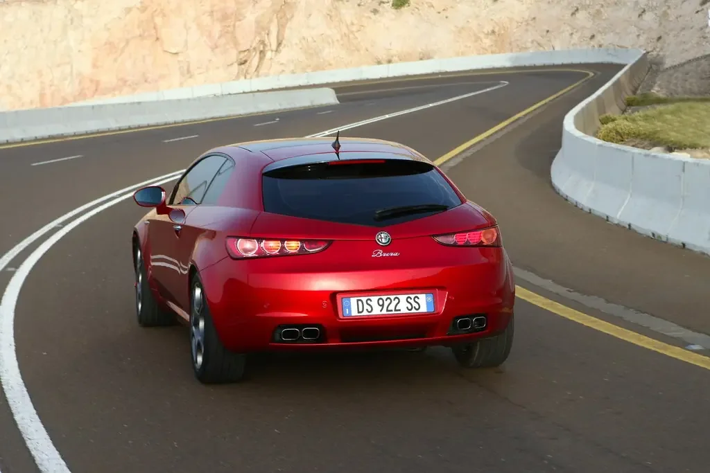 Фото Alfa Romeo Brera (2010) — вид сзади, фото 2. Задняя часть крупно: ширина кормы и выпускная система Alfa Romeo Brera (2010) — вид сзади, фото 2