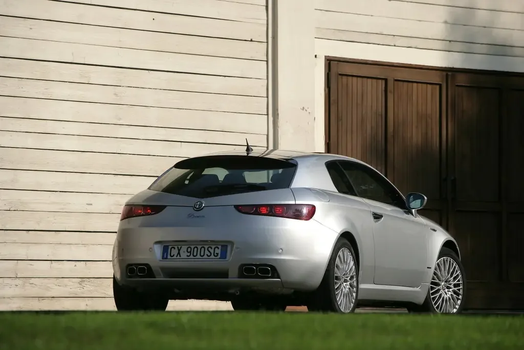 Фото Alfa Romeo Brera (2010) — вид сзади, фото 3. Сзади-сбоку: свес кормы и стойка пятой двери Alfa Romeo Brera (2010) — вид сзади, фото 3