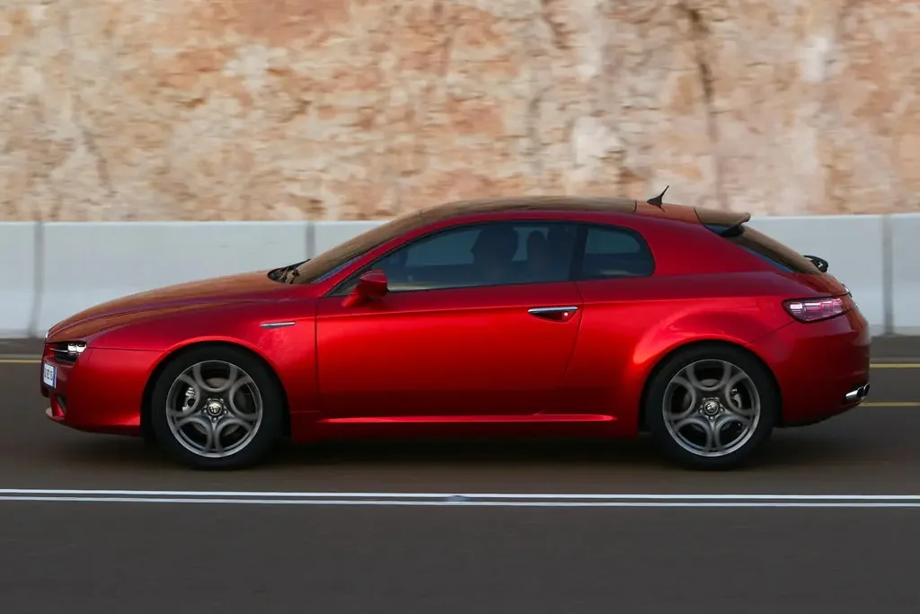 Фото Alfa Romeo Brera (2010) — вид сбоку, фото 2. Вид сбоку целиком: колёсная база и размер арок Alfa Romeo Brera (2010) — вид сбоку, фото 2