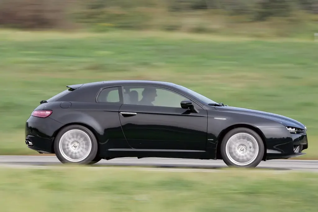 Фото Alfa Romeo Brera (2010) — вид сбоку, фото 3. Профиль в движении: пропорции кузова на ходу Alfa Romeo Brera (2010) — вид сбоку, фото 3