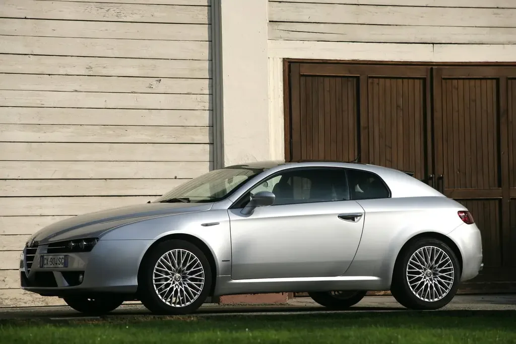 Фото Alfa Romeo Brera (2010) — вид сбоку, фото 4. Профиль: длина кузова, линия крыши и посадка на колёсах Alfa Romeo Brera (2010) — вид сбоку, фото 4