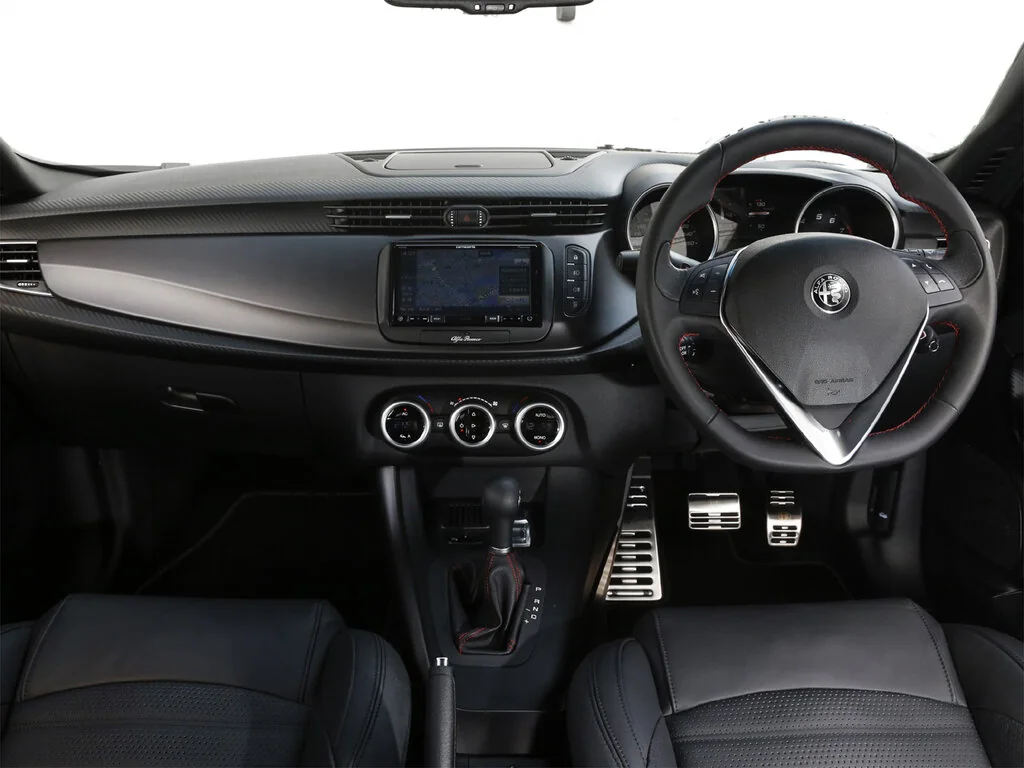 Фото Alfa Romeo Giulietta (2020) — передняя панель. Архитектура передней панели: экраны, дефлекторы и отделка Alfa Romeo Giulietta (2020) — передняя панель