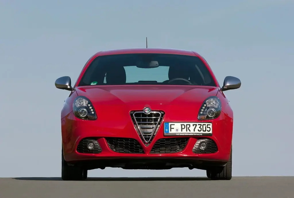 Фото Alfa Romeo Giulietta (2020) — вид спереди, фото 3. Три четверти спереди: видно и «лицо», и профиль разом Alfa Romeo Giulietta (2020) — вид спереди, фото 3
