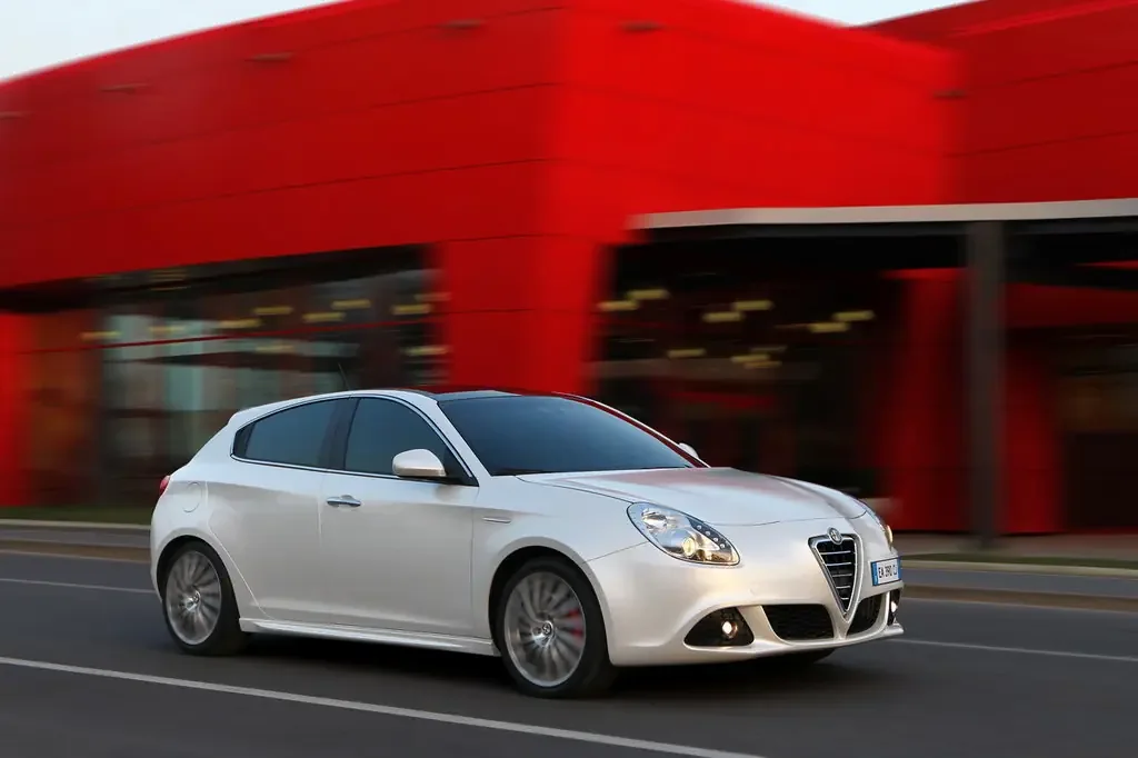 Фото Alfa Romeo Giulietta (2020) — вид спереди, фото 4. Анфас: решётка, форма фар и бампер — по ним модель и узнают на дороге Alfa Romeo Giulietta (2020) — вид спереди, фото 4