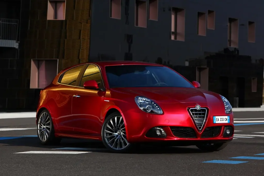 Фото Alfa Romeo Giulietta (2020) — вид спереди, фото 5. Передняя часть крупно: рисунок ходовых огней и воздухозаборники Alfa Romeo Giulietta (2020) — вид спереди, фото 5