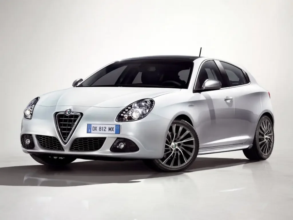 Фото Alfa Romeo Giulietta (2020) — вид спереди, фото 6. Три четверти спереди: видно и «лицо», и профиль разом Alfa Romeo Giulietta (2020) — вид спереди, фото 6