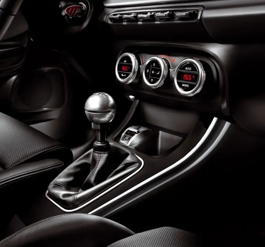 Фото Alfa Romeo Giulietta (2020) — селектор передач. Селектор передач и кнопки режимов движения Alfa Romeo Giulietta (2020) — селектор передач