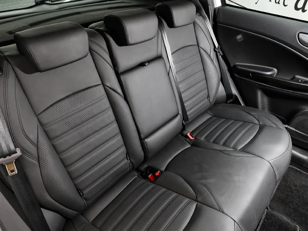 Фото Alfa Romeo Giulietta (2020) — интерьер, фото 2. Салон целиком: как расставлены кресла и что под рукой у водителя Alfa Romeo Giulietta (2020) — интерьер, фото 2