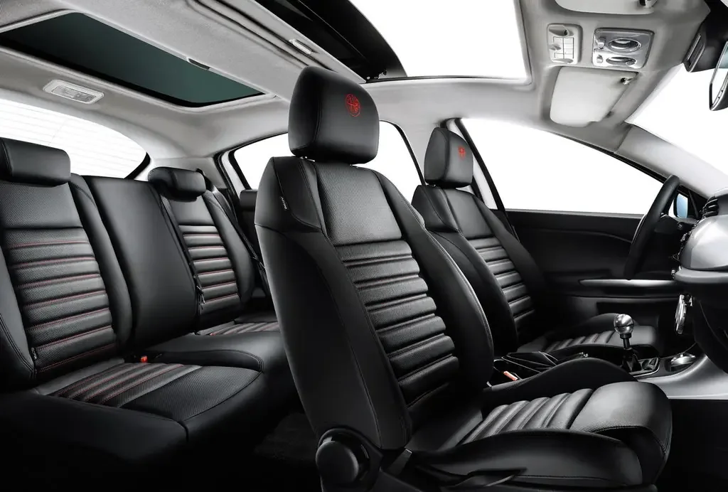 Фото Alfa Romeo Giulietta (2020) — интерьер, фото 3. Обзор салона: отделка, стыки панелей и рабочее место водителя Alfa Romeo Giulietta (2020) — интерьер, фото 3