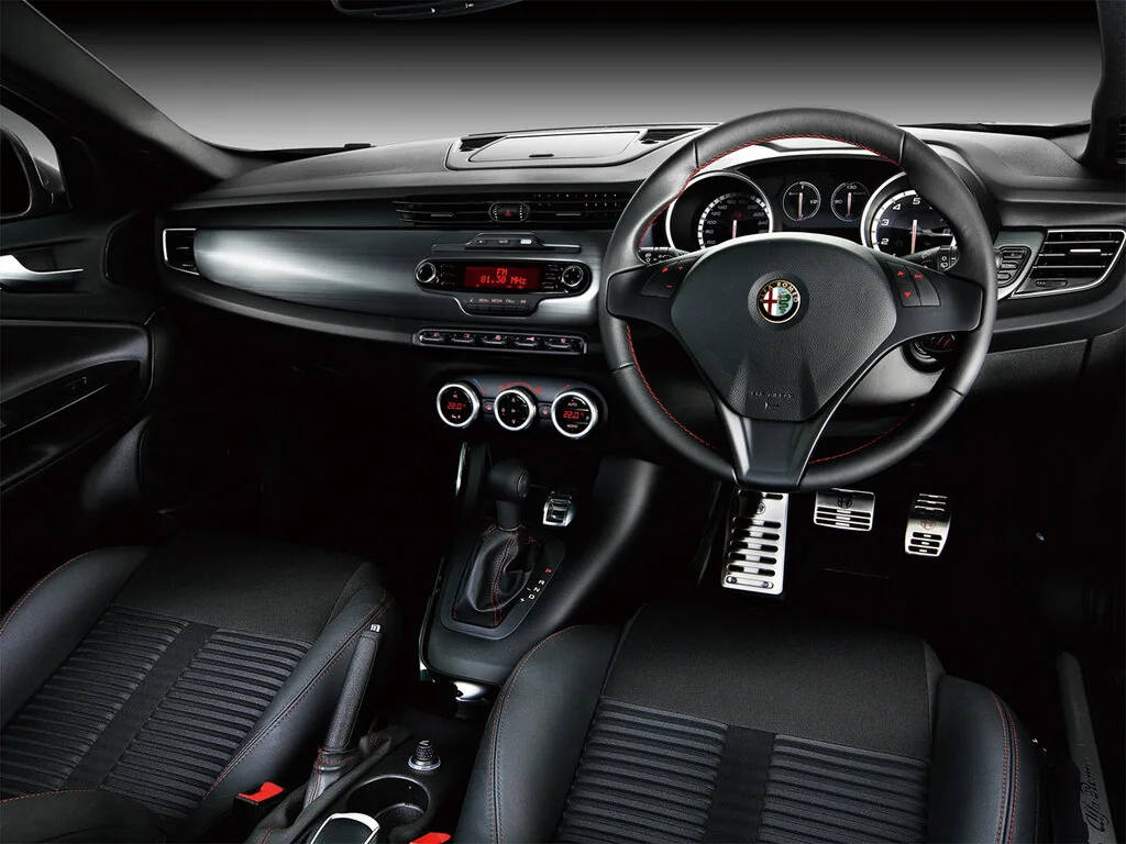 Фото Alfa Romeo Giulietta (2020) — интерьер, фото 7. Общий план салона: панель, консоль и передние кресла Alfa Romeo Giulietta (2020) — интерьер, фото 7