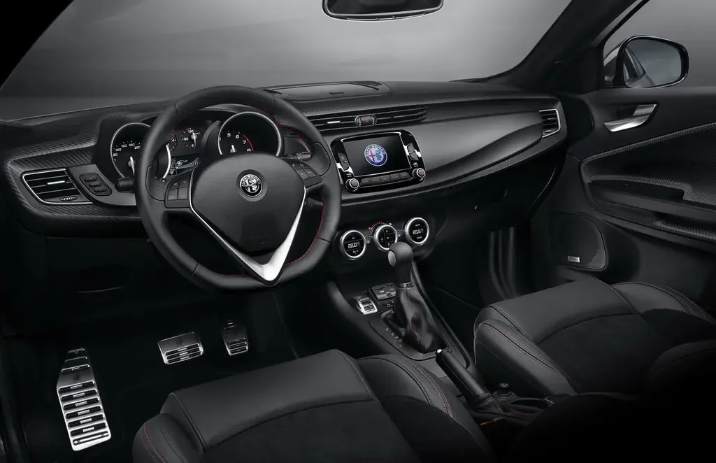 Фото Alfa Romeo Giulietta (2020) — интерьер, фото 8. Салон целиком: как расставлены кресла и что под рукой у водителя Alfa Romeo Giulietta (2020) — интерьер, фото 8