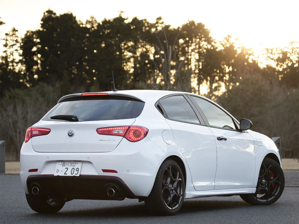 Фото Alfa Romeo Giulietta (2020) — вид сзади, фото 2. Задняя часть крупно: ширина кормы и выпускная система Alfa Romeo Giulietta (2020) — вид сзади, фото 2