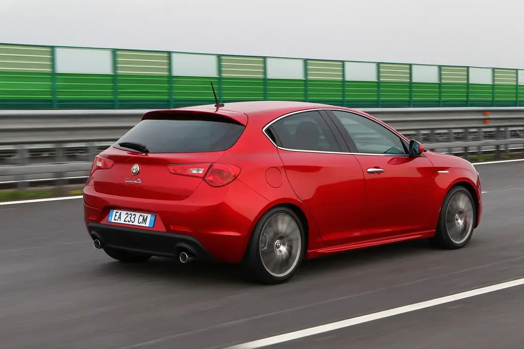 Фото Alfa Romeo Giulietta (2020) — вид сзади, фото 3. Сзади-сбоку: свес кормы и стойка пятой двери Alfa Romeo Giulietta (2020) — вид сзади, фото 3